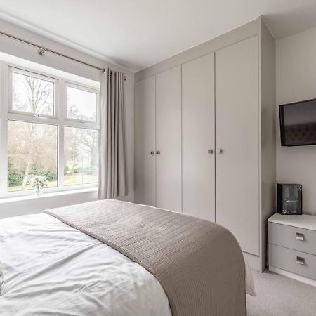 Stylish Home @ Virginia Water Lake & Free Parking Englefield Green エクステリア 写真