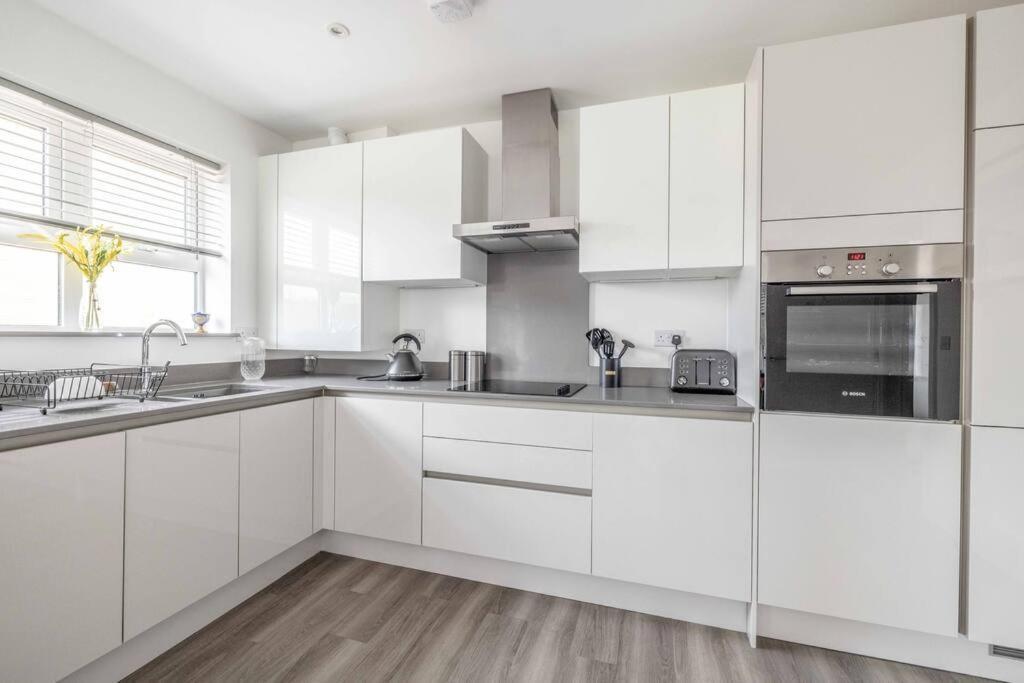 Stylish Home @ Virginia Water Lake & Free Parking Englefield Green エクステリア 写真