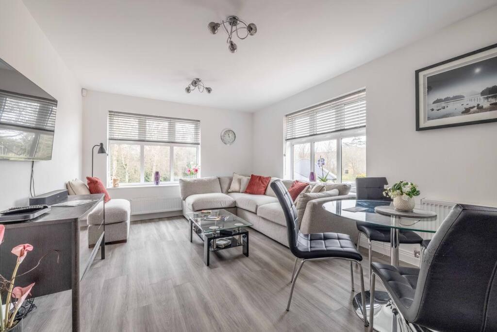 Stylish Home @ Virginia Water Lake & Free Parking Englefield Green エクステリア 写真