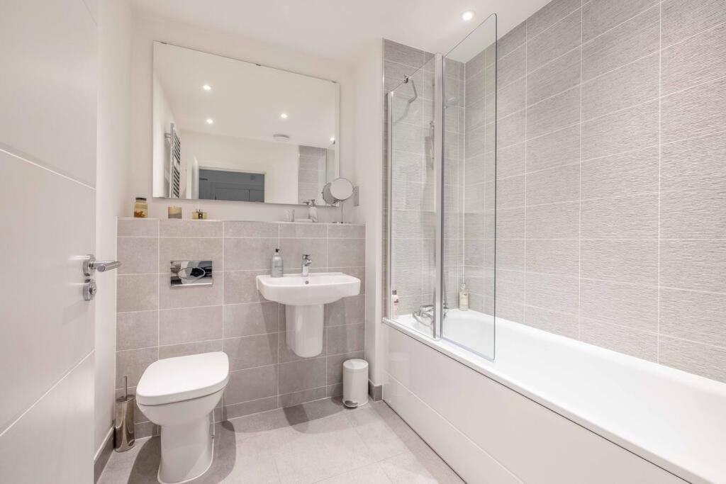 Stylish Home @ Virginia Water Lake & Free Parking Englefield Green エクステリア 写真