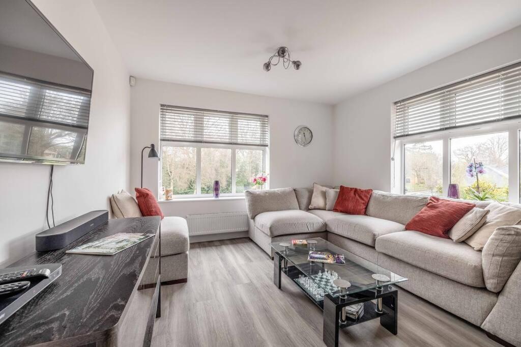 Stylish Home @ Virginia Water Lake & Free Parking Englefield Green エクステリア 写真