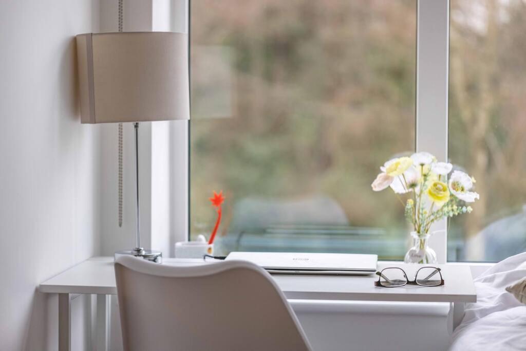 Stylish Home @ Virginia Water Lake & Free Parking Englefield Green エクステリア 写真