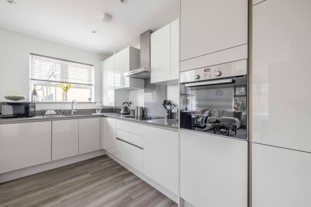 Stylish Home @ Virginia Water Lake & Free Parking Englefield Green エクステリア 写真