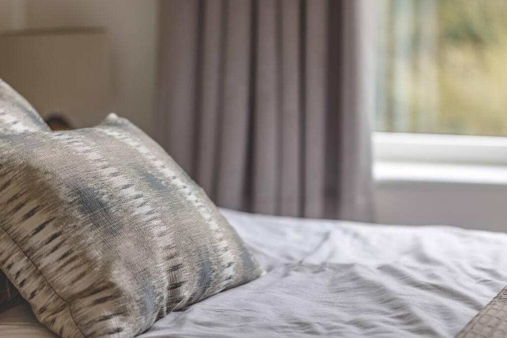 Stylish Home @ Virginia Water Lake & Free Parking Englefield Green エクステリア 写真