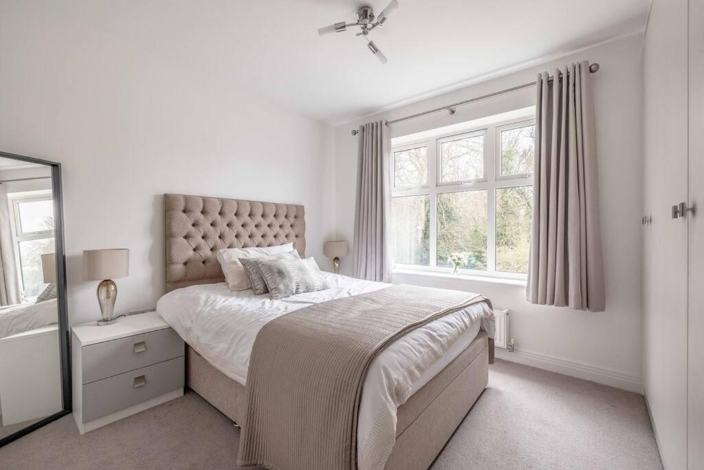 Stylish Home @ Virginia Water Lake & Free Parking Englefield Green エクステリア 写真